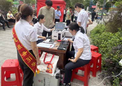 南漳县凤凰山社区：便民服务零距离 上门办证暖民心 