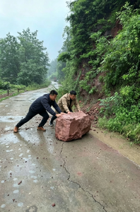 南漳县肖堰镇：山石滚落阻村道 民兵出手解民忧 