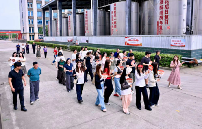 从书本到窖池　中南民大师生在南漳“酿”了一堂实践课