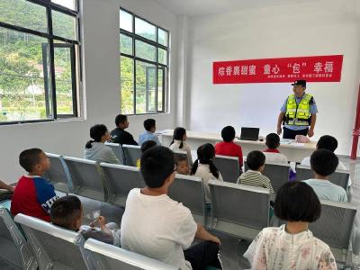 南漳春晖社工开展“粽香裹甜蜜 童心‘包’幸福”活动 