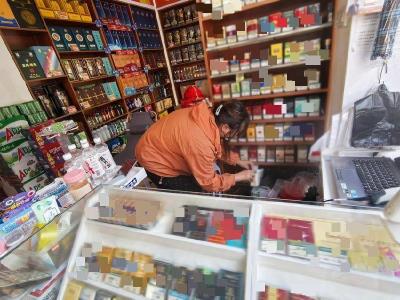 南漳县烟草专卖局：雨季防潮服务 守护“干爽货架” 