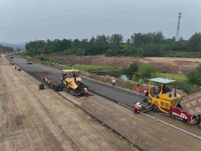 南漳：251省道涌泉至关庙集改扩建工程水稳层火热开铺 