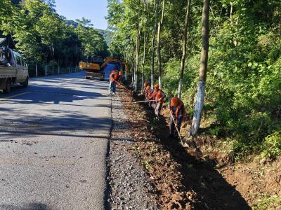 县公路中心：整修路肩边坡　筑牢安全防线  