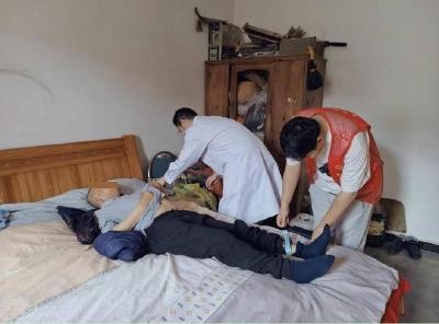 南漳县花石桥社区：温情入户送体检 守护失能老人幸福晚年 