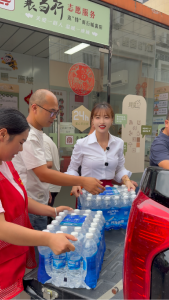 南漳县和平桥社区为新就业群体送清凉 