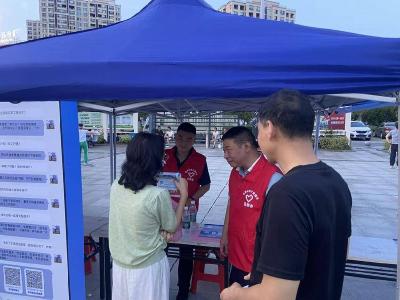 南漳县医保局在招聘夜市开展医保普法宣传工作 