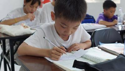 湖北大学志愿者为孩子们上职业启蒙课 