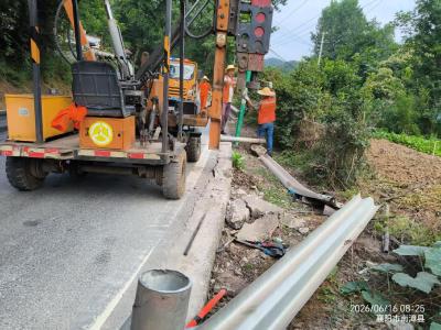 县公路中心多点发力抓好夏季养护工作  