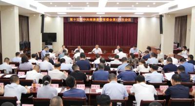 陈栋主持召开县委常委会会议 研究部署当前重点工作 
