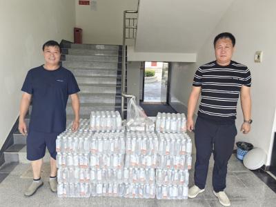 爱心企业为一线养路工人“送清凉”  