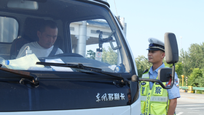 交警不惧“桑拿天”　坚守一线护平安  