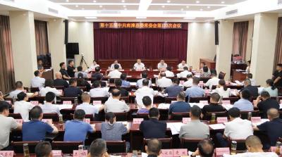 陈栋主持召开县委常委会会议 研究部署当前重点工作 