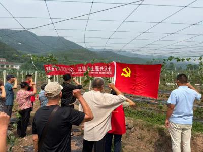 田间党课润初心　薪火相传助振兴  