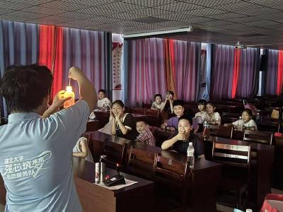 南漳县王家坡社区开展趣味化学科普实验课堂 