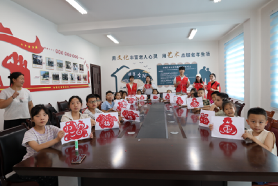 南漳县水镜庄社区：非遗剪纸进托管 童心巧手传文脉 