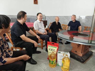 南漳县退役军人事务局开展“八一”走访关爱老兵活动 