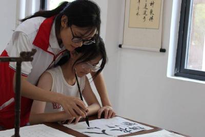 南漳县丹阳社区：识五谷知辛劳 习笔墨传勤俭 