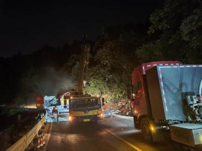 县公路中心：高效处置突发情况　快速恢复省道畅通  