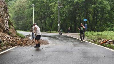 南漳县肖堰镇村民雨后自发清障保畅通 