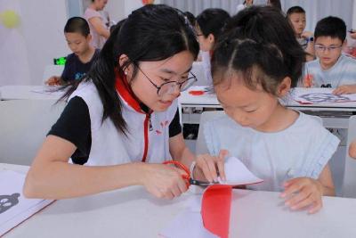 南漳：红纸裁出百年史 童心绘就中国红 