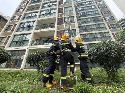 南漳消防锤炼高层登高救援实战能力 