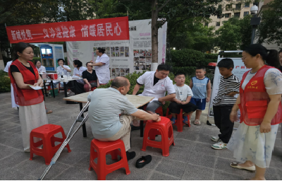 南漳：夏夜送医送健康 中医服务暖民心 