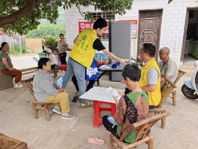 南漳县九集镇进村入户开展禁毒宣传活动 