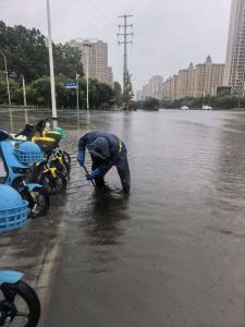 南漳城管：闻汛即动 风雨守“城” 