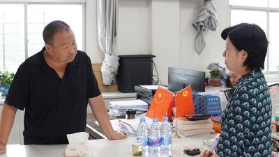 市政协委员带领大学生入户走访 