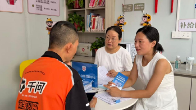 南漳县和平桥社区开展法律援助服务进驿站活动 