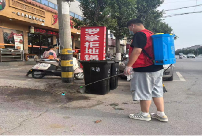 南漳县花石桥社区消杀蚊蝇护环境 