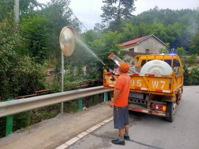 县公路中心为公路标志标牌“洗脸美容”  