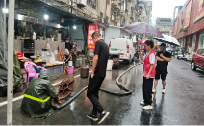 南漳县苗圃社区联动商铺提前抽淤疏通老堵点 