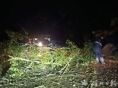 南漳县三景社区：雨夜清障保畅通 担当作为暖民心 