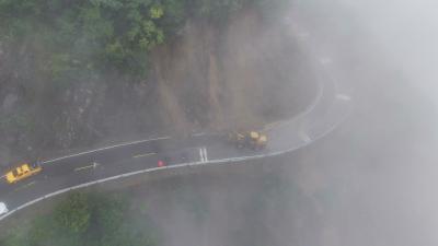 县交通部门紧急处置17处公路塌方保畅通  