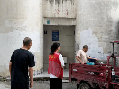 南漳县水镜庄社区开展蚊虫消杀行动 