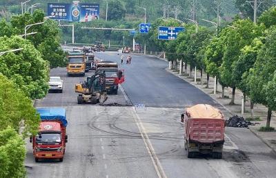 南漳市政：酷暑高温作业 快速抢通保畅 