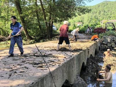南漳县石峡坪村开展漫水桥河道清理行动 