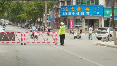 开学首日　交警全员在岗保畅通  