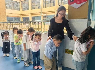 南漳县城关中心幼儿园开展突击式消防应急疏散演练 