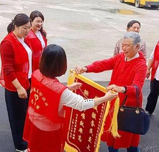 南漳：拆除危杆除风险 心系群众获锦旗 