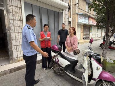 南漳县水镜庄社区联合辖区民警整治巷道违停乱象 