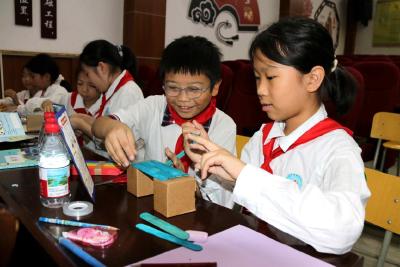 县实验小学开展全国科普月“同上一堂科学课”直播活动  