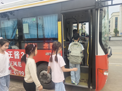 南漳：便民公交暖民心 文明交通绿色行 