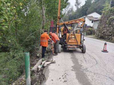 县公路中心整修交安设施迎“双节”