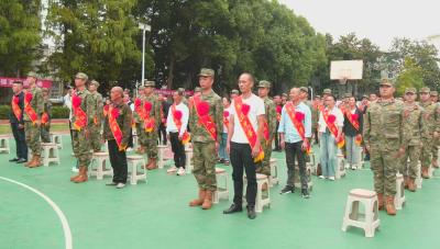 我县举行下半年新兵欢送会  