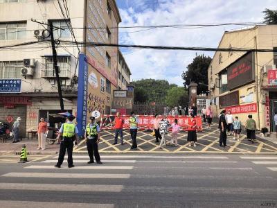 南漳县东巩完小：警校携手助幼童找家长 