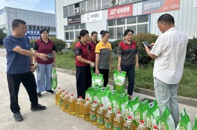 南漳县总工会开展新业态劳动者“暖新礼包”慰问活动 