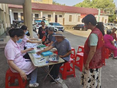 南漳县凤凰山社区：爱心义诊进社区 便民服务暖人心 