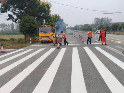 县公路中心：精细修补坑槽　护航节日出行  